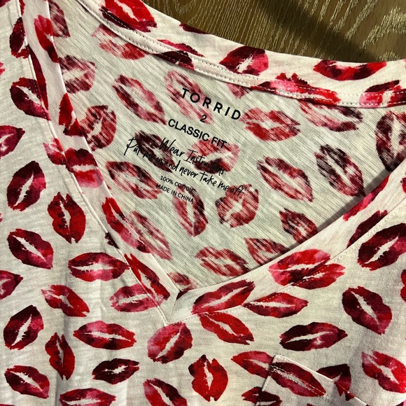Torrid Classic Fit, Lip design, T-shirt, Size 2 - Picture 2 of 6